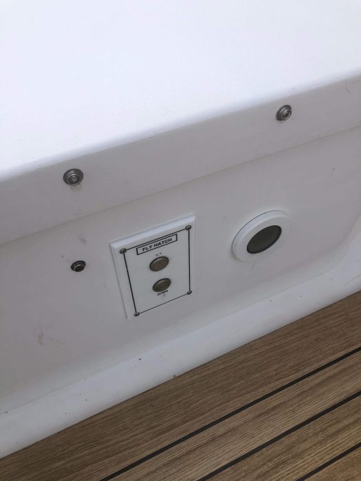 2011 Maiora 27 Yacht fly hatch buttons