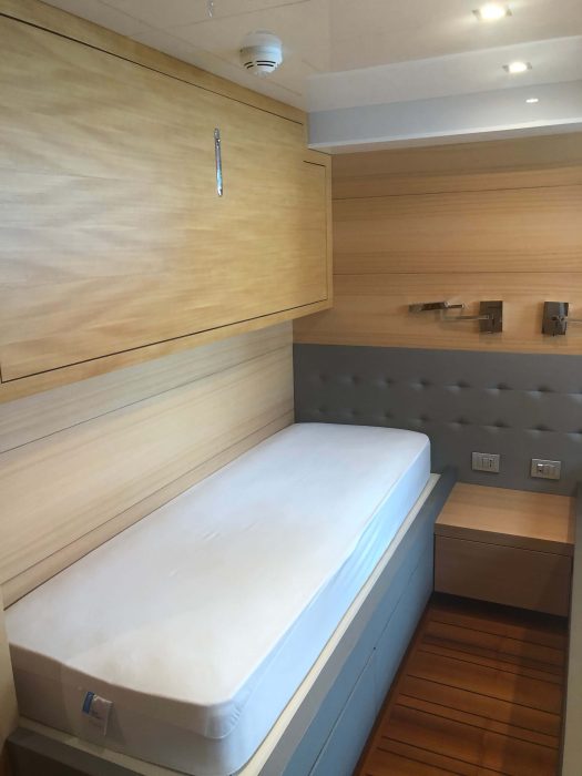 2011 Maiora 27 yacht single bed