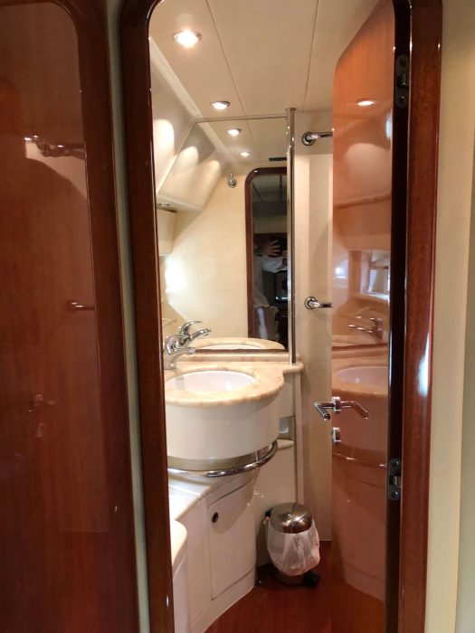 1996 Ferretti Yachts 175 twin bathroom