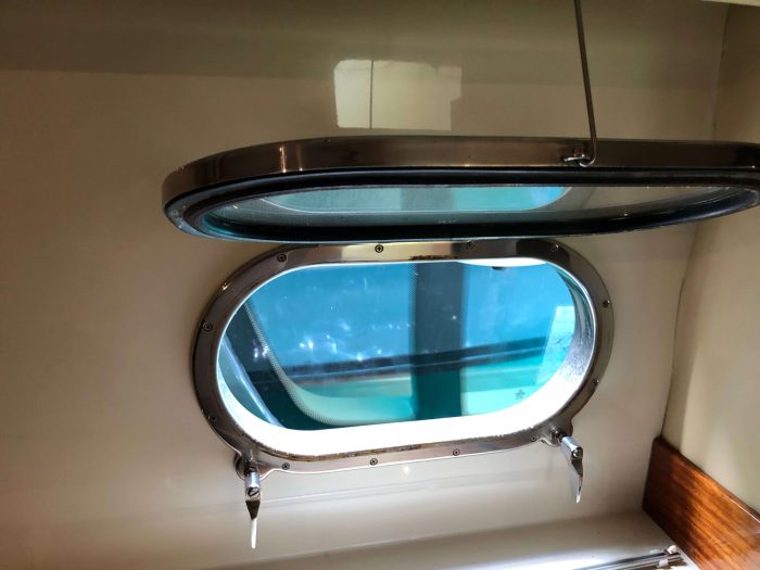 1996 Ferretti Yachts 175 twin interior window