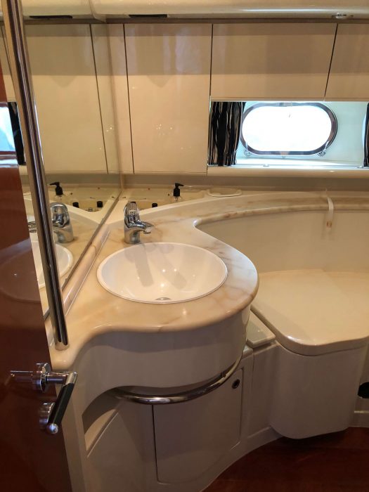 1996 Ferretti Yachts 175 ensuite bathroom