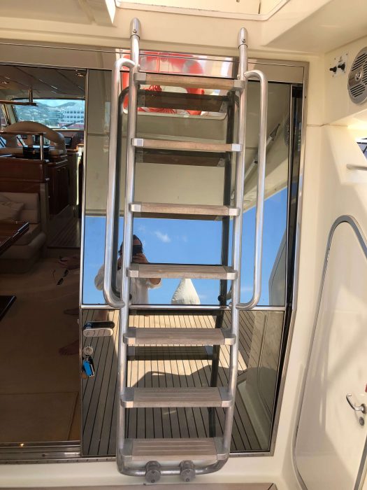 1996 Ferretti Yachts 175 onboard stairs