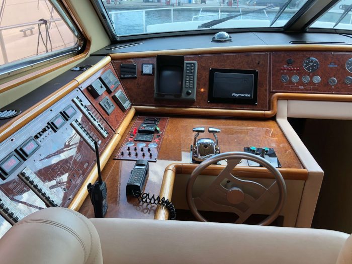 1996 Ferretti Yachts 175 luxury interior and dashboard