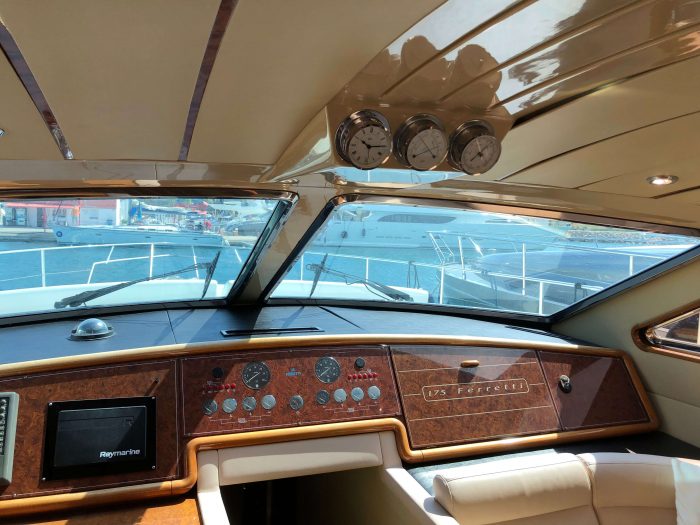 1996 Ferretti Yachts 175 luxury interior and dashboard