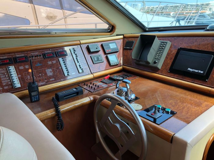 1996 Ferretti Yachts 175 controls and steering